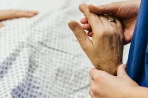 Vừa được đưa vào nhà tang lễ, cụ bà 74 tuổi bất ngờ 'sống lại'