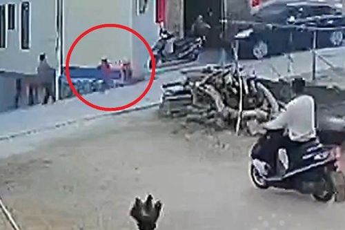 Phản ứng cực nhanh, bé trai thoát chết trong gang tấc