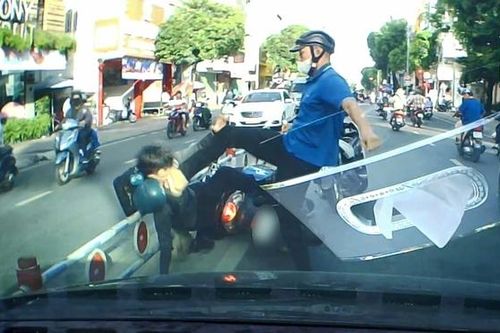 Va chạm nhẹ, nam thanh niên bị người đàn ông đánh giữa phố