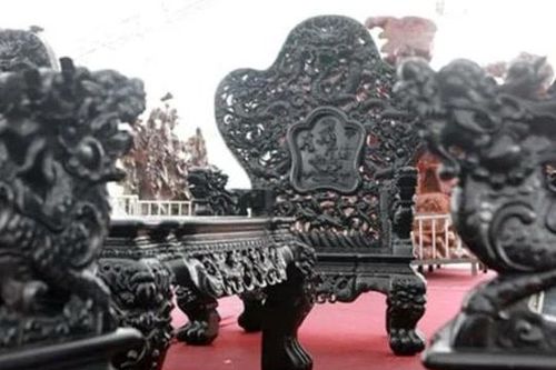 Bộ bàn ghế bằng gỗ sưa đắt nhất Việt Nam: Chạm trổ linh vật công phu, làm từ loại gỗ đắt nhất thế giới, trị giá 100 tỷ đồng