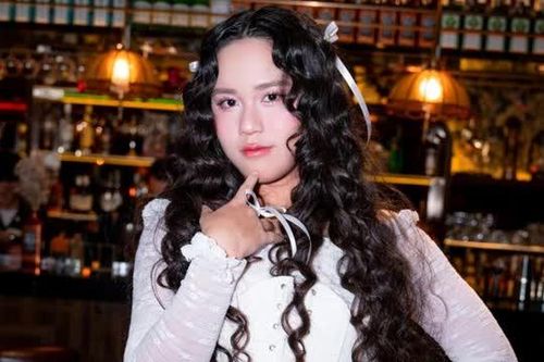 Hát live 8 bài liên tục trong minishow mừng tuổi 16, Bella Vũ chứng minh giọng hát 'không phải dạng vừa đâu'