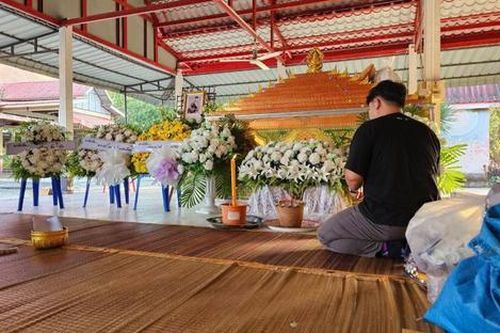 Nam ca sĩ đau lòng báo tin đồng nghiệp qua đời, đám tang chỉ có vài người đến dự