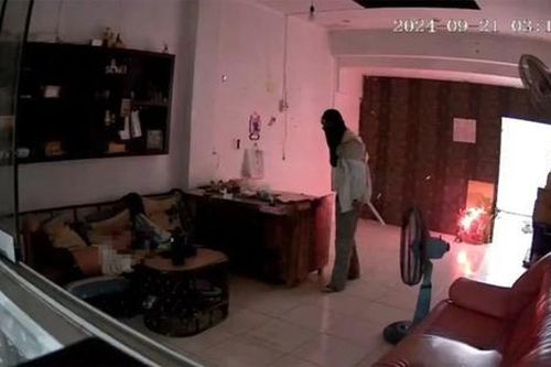 Camera ghi lại cảnh tên trộm đột nhập, chủ nhà giả vờ ngủ để thoát nạn
