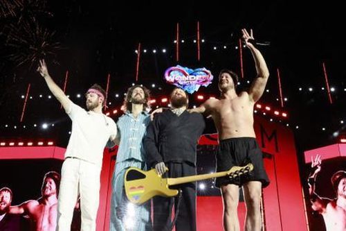 Imagine Dragons khoe 6 múi cuồn cuộn, 'dát vàng lỗ tai' fan Việt với loạt hit tỉ view
