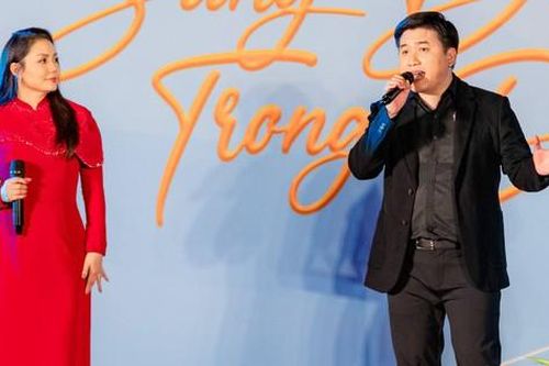 Vợ chồng Nguyễn Ngọc Anh song ca trong đêm nhạc Phật giáo