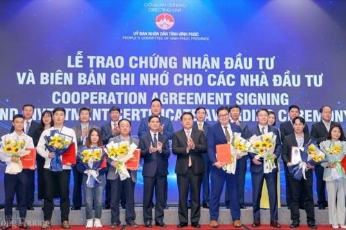 Vĩnh Phúc trao Giấy chứng nhận đầu tư cho 5 dự án FDI và 1 dự án DDI
