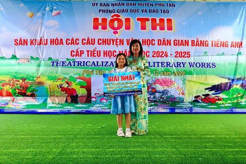 Học sinh tiểu học huyện Phú Tân kể chuyện văn học dân gian bằng tiếng Anh