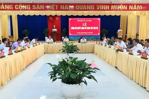 Huyện ủy An Phú công bố quyết định về công tác cán bộ