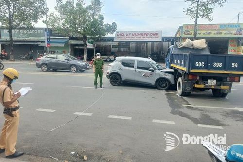Ô tô 5 chỗ tông vào gầm xe tải ben trên đường Võ Thị Sáu