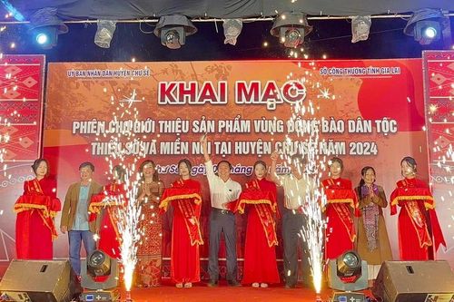 Chư Sê: Khai mạc phiên chợ giới thiệu sản phẩm vùng đồng bào dân tộc thiểu số và miền núi