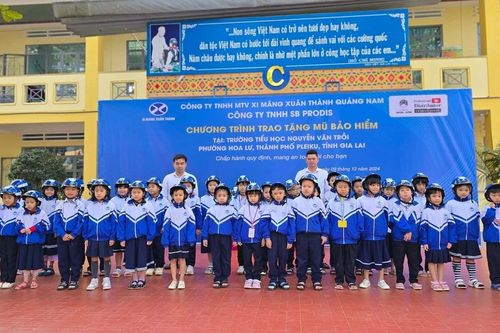 Pleiku: Tặng quà, học bổng cho học sinh Trường Tiểu học Nguyễn Văn Trỗi