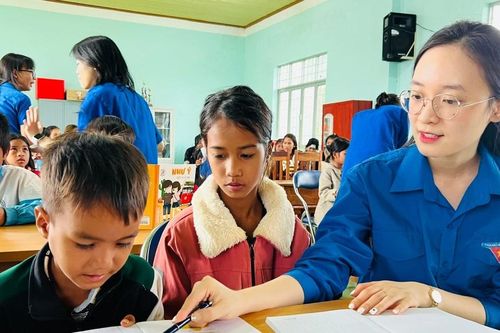 Cô giáo Gen Z truyền cảm hứng học tiếng Anh cho học sinh Pleiku