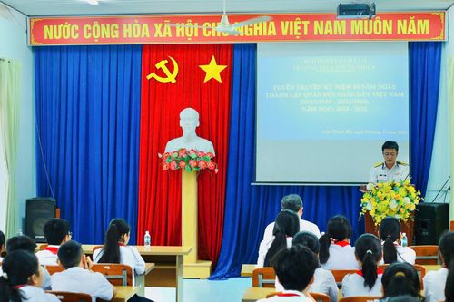 Tuyên truyền biển, đảo cho gần 400 giáo viên, học sinh Trường THCS Nguyễn Hiền