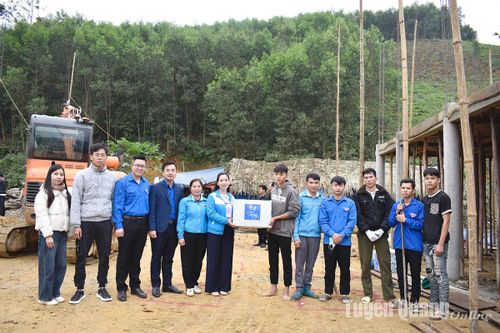 Thăm, tặng quà đội hình tình nguyện hỗ trợ giải phóng mặt bằng cao tốc Tuyên Quang - Hà Giang