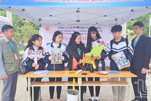 Phú Bình: Trên 1.700 người tham gia ngày hội việc làm