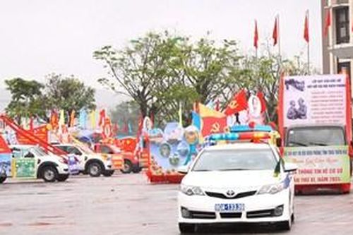 Diễu hành xe tuyên truyền 'Đưa thông tin về cơ sở'