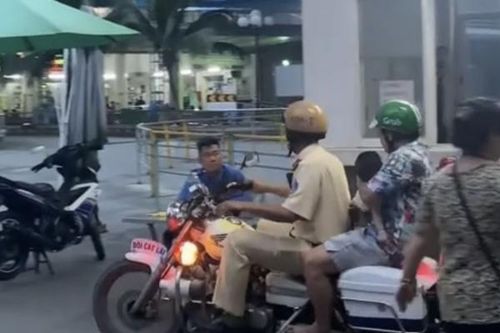 CSGT dùng xe đặc chủng chở bé 7 tháng tuổi đi cấp cứu