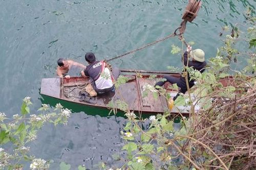 Xác định danh tính người đàn ông tử vong trong ô tô chìm ở lòng hồ sông Đà
