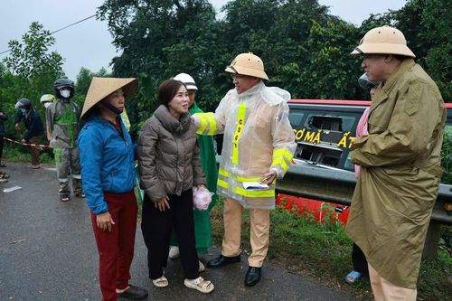 Công an Quảng Trị cứu nạn 14 người trên xe khách bị nạn