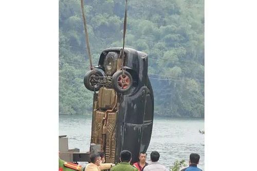 Phát hiện thi thể trong ô tô dưới lòng hồ Hòa Bình