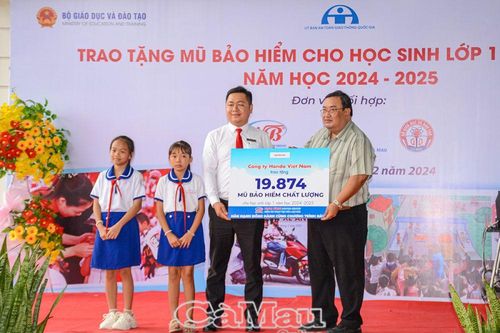 Trao tặng 105 mũ bảo hiểm cho học sinh lớp 1