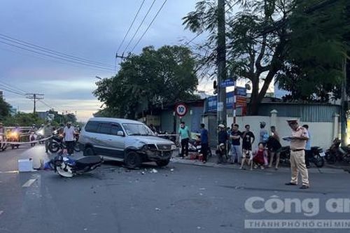 Xe máy va chạm ôtô rẽ trái, 2 thanh niên thương vong trên đường đi làm