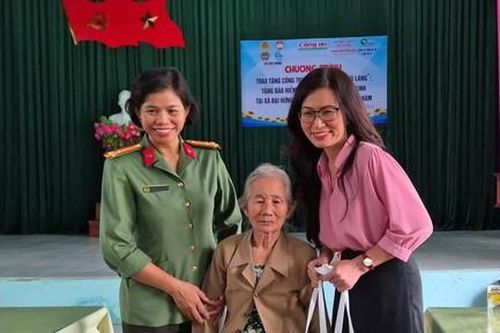 Chuyên đề Công an TPHCM đem nghĩa tình về 'rốn lũ'
