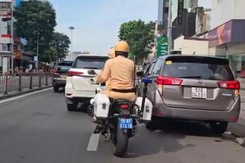 CSGT TPHCM khống chế người nước ngoài lái ô tô chở thuốc lá lậu