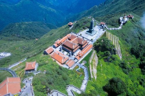 Đỉnh Fansipan ngày không mây có gì thú vị?