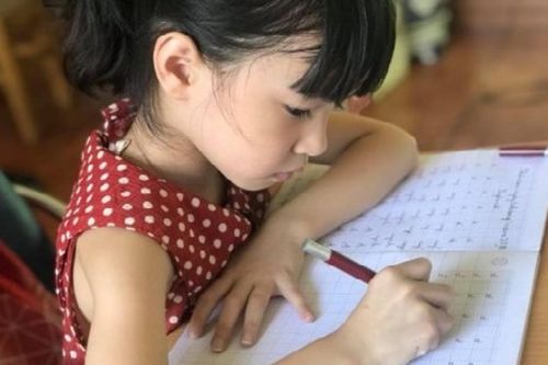 Vợ chồng chiến tranh lạnh vì ép con luyện viết chữ đẹp đến nửa đêm