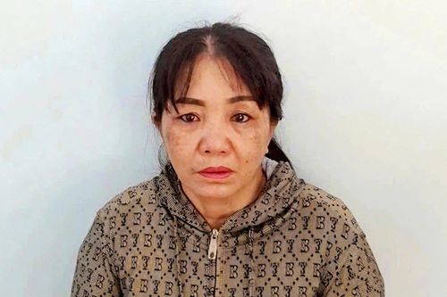 Khởi tố mẹ nuôi tạt nước sôi vào người bé gái 12 tuổi vì lý do bất ngờ