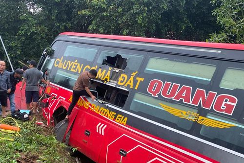 Xe khách lao xuống vệ đường, nhiều người bị thương