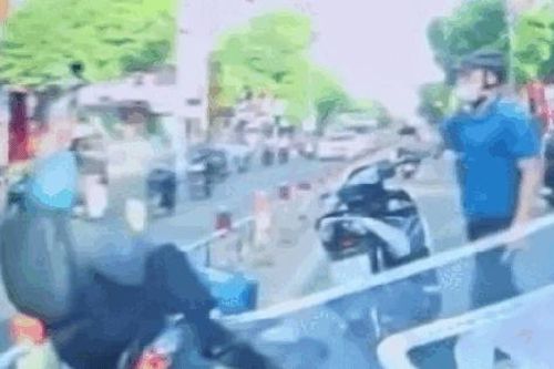 Bức xúc cảnh người đàn ông hành hung dã man người khác sau va chạm giao thông