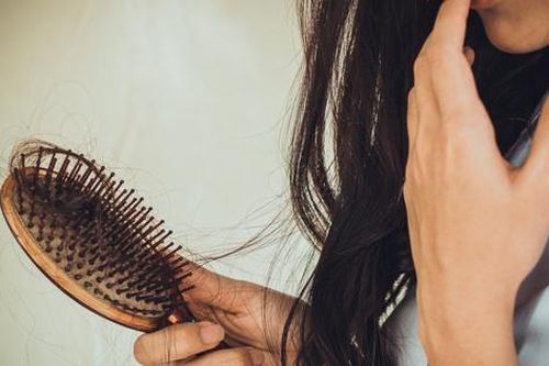 7 cách ngăn tóc rụng, mỏng