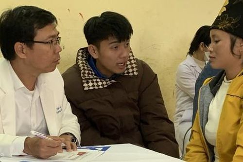 Bác sĩ Cần Thơ khám bệnh, phát thuốc, tặng quà cho đồng bào Sơn La