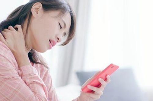 Đau cổ vai gáy do sử dụng điện thoại di động sai tư thế và cách khắc phục