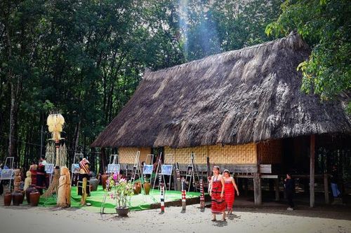 Màu Giẻ Triêng ở biên giới Đăk Răng