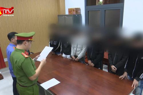 Khởi tố nhóm 'quái xế' mang hung khí truy đuổi, gây thương tích cho người trên phố