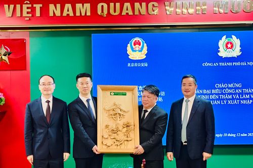 Đoàn Công an thành phố Bắc Kinh thăm, làm việc tại Phòng Quản lý xuất nhập cảnh Công an Hà Nội