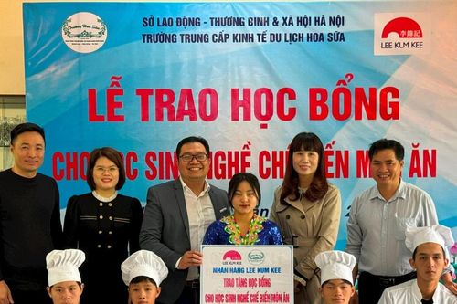 Trao học bổng tiếp sức cho học sinh nghèo dân tộc thiểu số