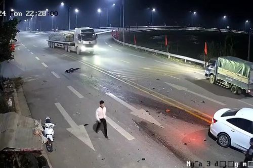 Clip: Xe máy lấn làn tông vào ô tô, ít nhất 1 người chết