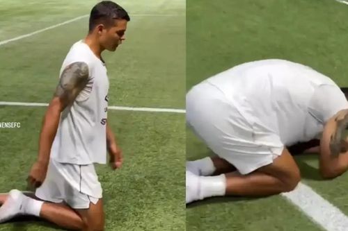 Thiago Silva quỳ gối, đi dọc sân