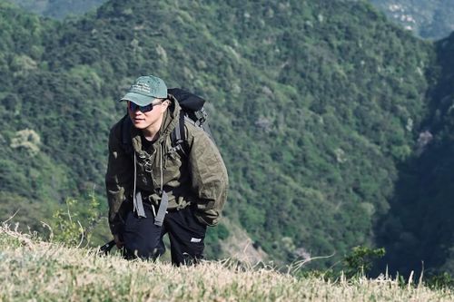 Không tiếc tiền thuê 'anh trai' cùng leo núi ở Trung Quốc