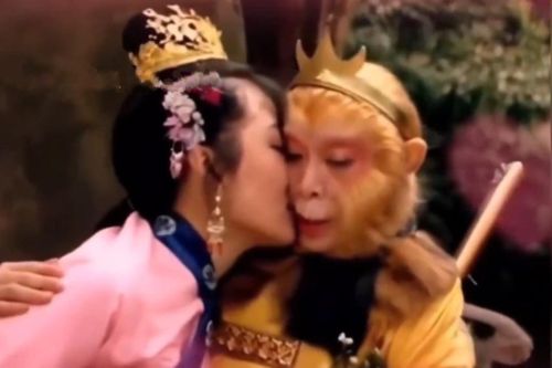 Video 'Tôn Ngộ Không hôn yêu quái' bị chỉ trích phản cảm