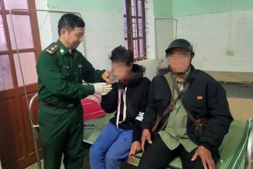 Bác sĩ quân hàm xanh tận tâm với đồng bào biên giới
