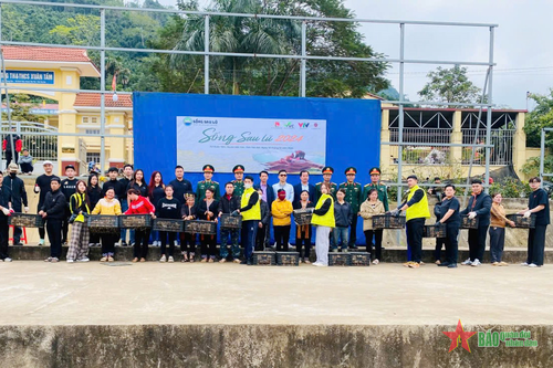 Ban Thanh niên Quân đội phối hợp trao tặng con giống trong Chương trình 'Sống sau lũ'