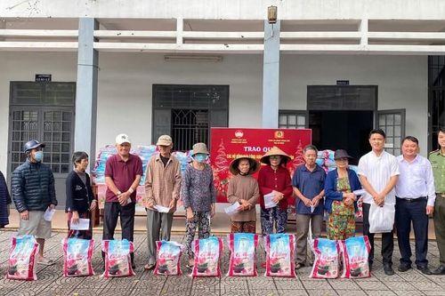 Trao quà cho hộ nghèo nhân dịp lễ Giáng sinh 2024