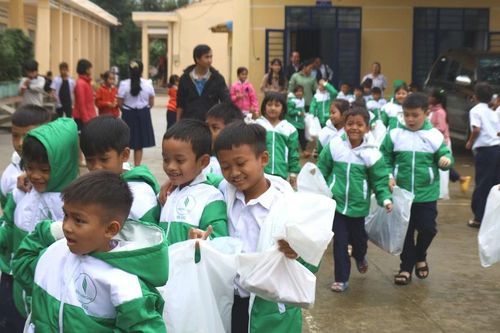 Báo Sài Gòn Giải Phóng tặng quà học sinh miền núi Quảng Nam