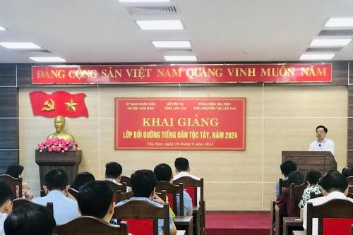 Bồi dưỡng chương trình tiếng Tày giao tiếp trên địa bàn Lào Cai