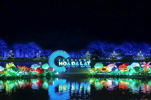 Biểu diễn âm nhạc miễn phí trên tàu Đà Lạt - Trại Mát